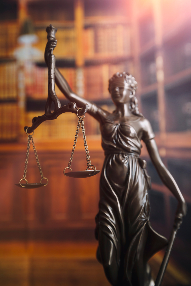 https://www.shutterstock.com/es/image-photo/justice-law-concept-judge-courtroom-on-1987230257